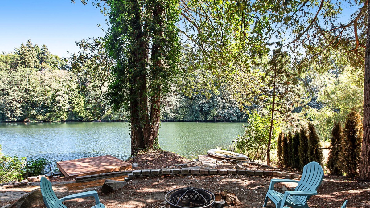 Kent House | Lakeside Getaway with hot tub, fire pit, & fast WiFi - steps to the water