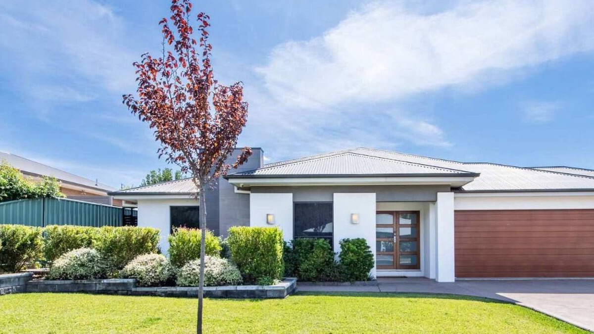 Dubbo House | Lakeside Haven - Homely Charm, Close to Dubbo Zoo