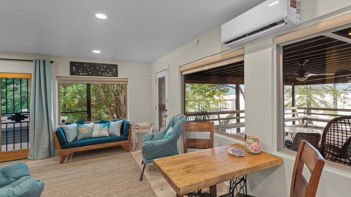 Shreveport Apartment | Lakeside Haven with private deck & waterfront access.