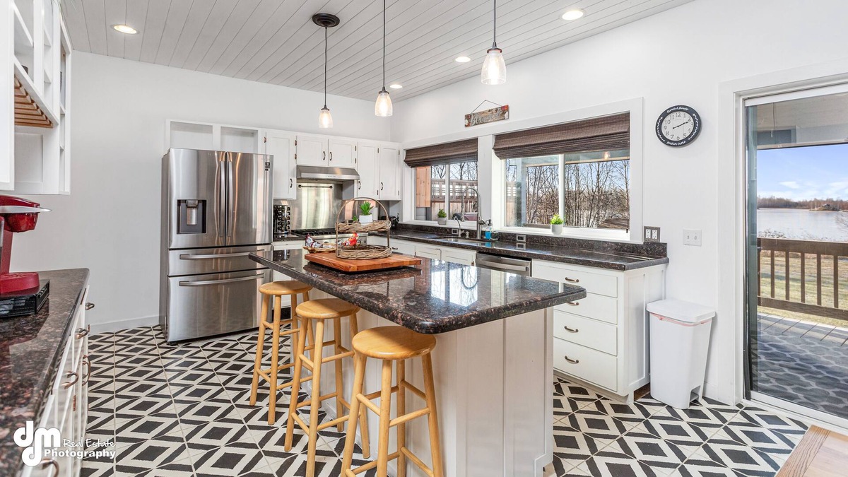 Houston House | Lakeside Heaven Stay in Houston