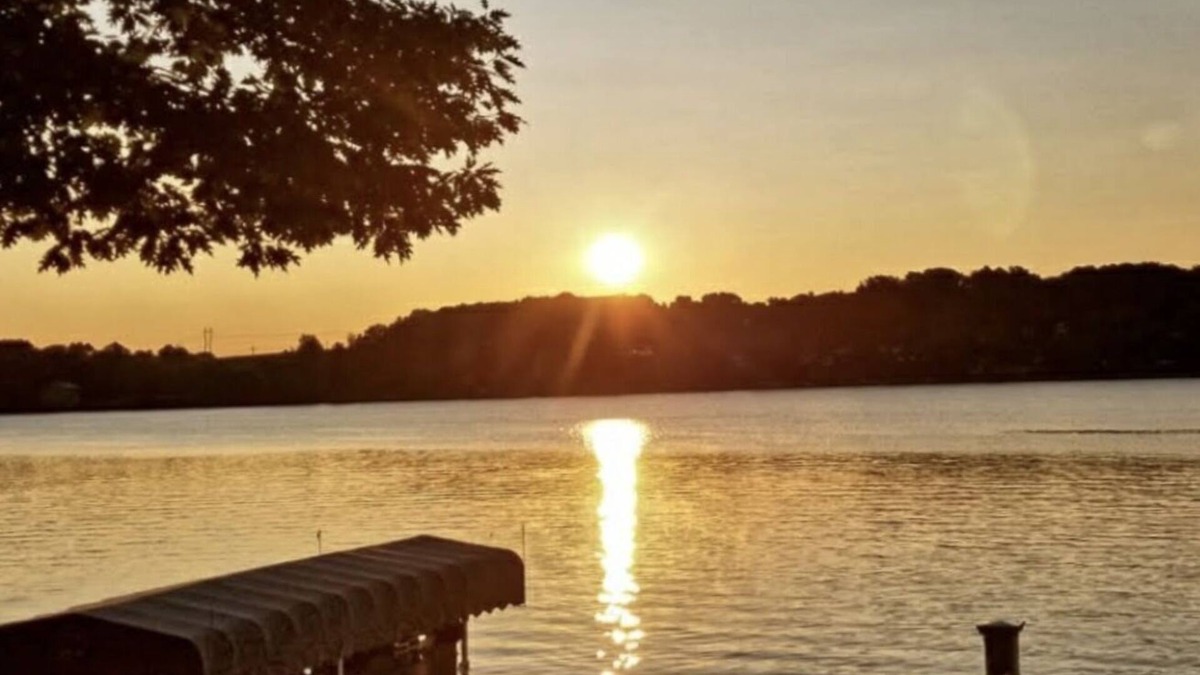 Dale House | Lakeside home available for your family vacations in a quite neighborhood.