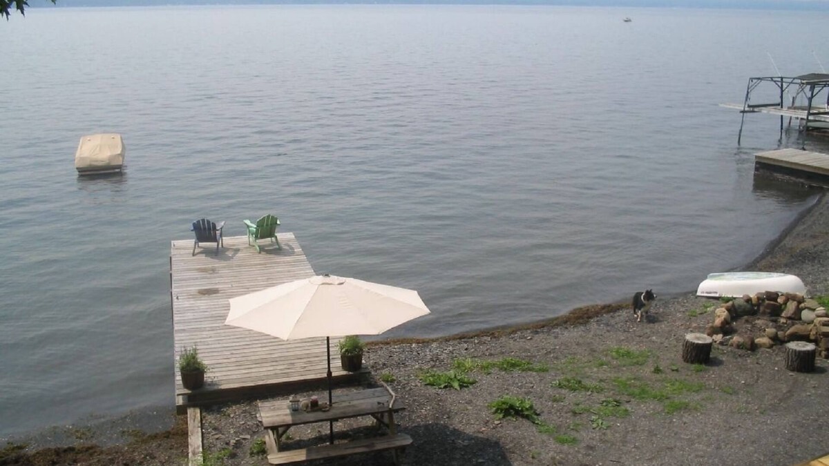 Valois House | Lakeside Home with 70' Lake Frontage and Kayaks