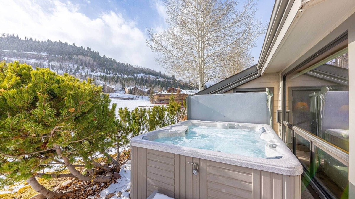 Deer Valley Condo | Lakeside in Deer Valley | 2 Mins to Skiing | Private Hot Tub | Quiet end Unit