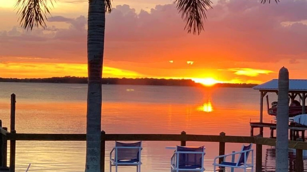 St. Cloud Hotel | Lakeside Inn and Cafe