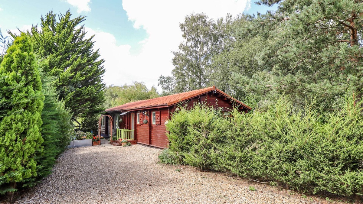 Tattershall Cottage | LAKESIDE LODGE RETREAT, pet friendly, with hot tub in Tattershall