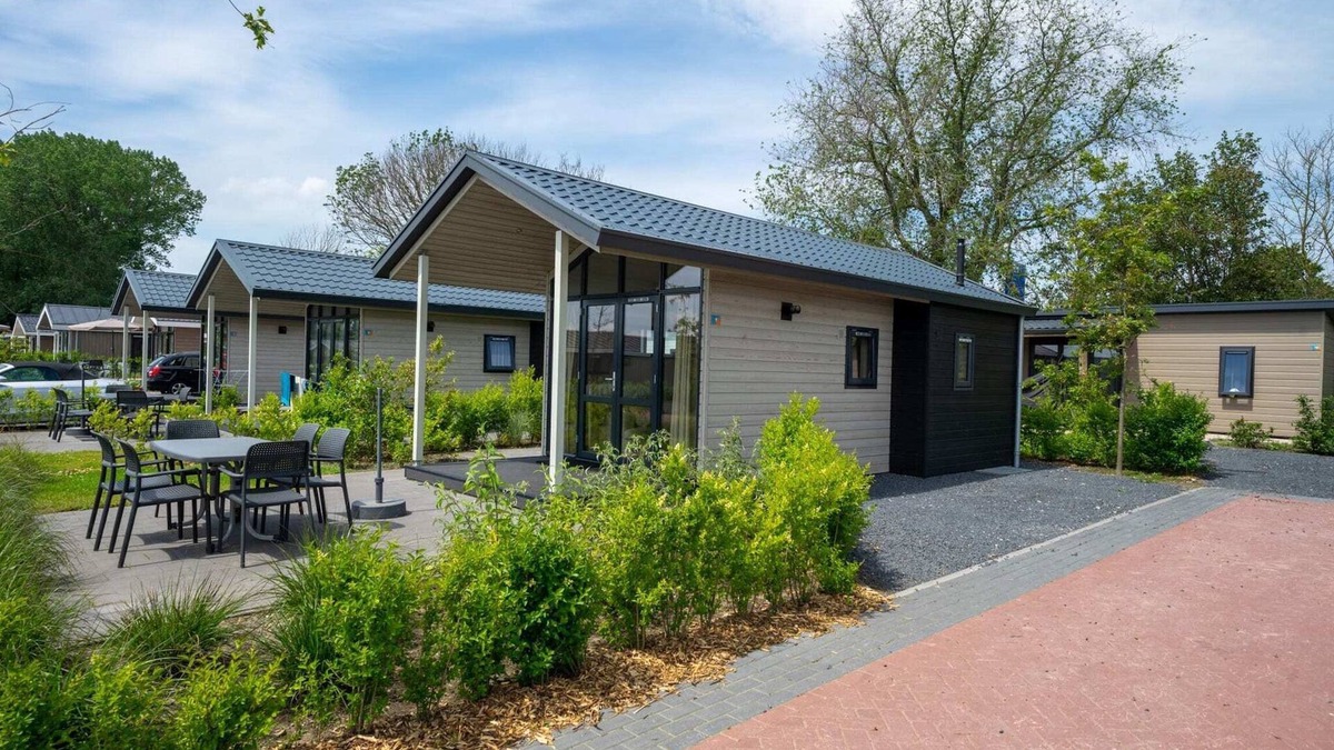 Bovenkarspel House | Lakeside lodge with garden