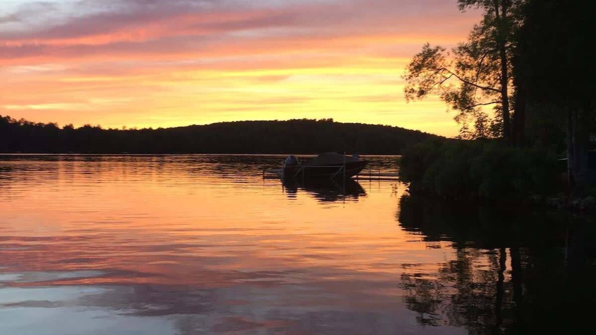 Stanstead Township Ski Chalet | Lakeside Lovering - Spa - Le Carpe Diem