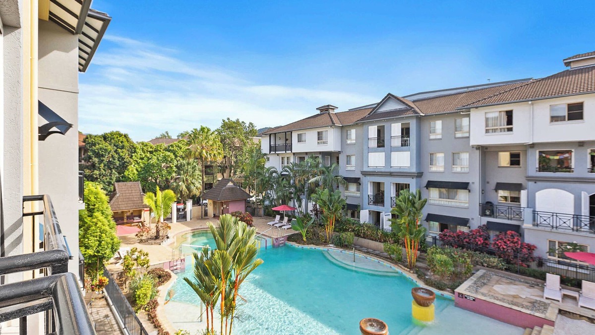 Cairns North Apartment | Lakeside Luxe Retreat - Pool View, BBQ,Spa Bath