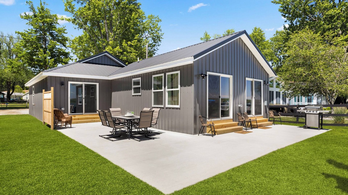 Shelbyville Cottage | Lakeside Luxury Cottage - Boat Rentals/Dock/Lakefront