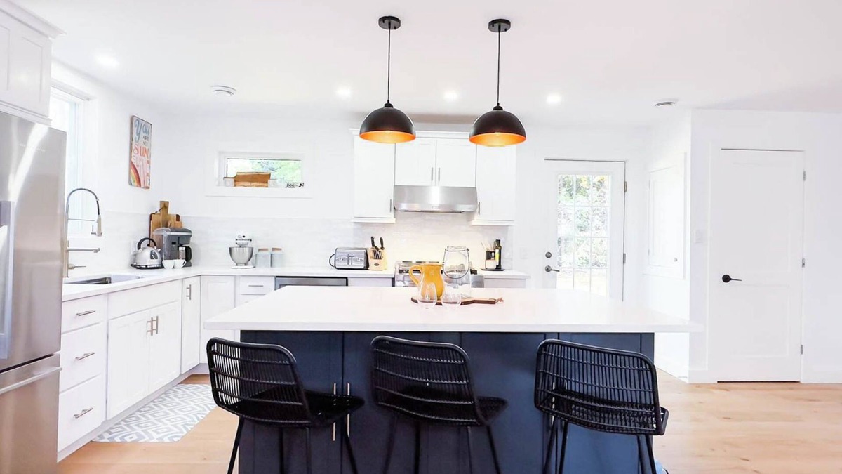 Bluewater Cottage | Lakeside Luxury: *King Bed, Gas Fireplace*