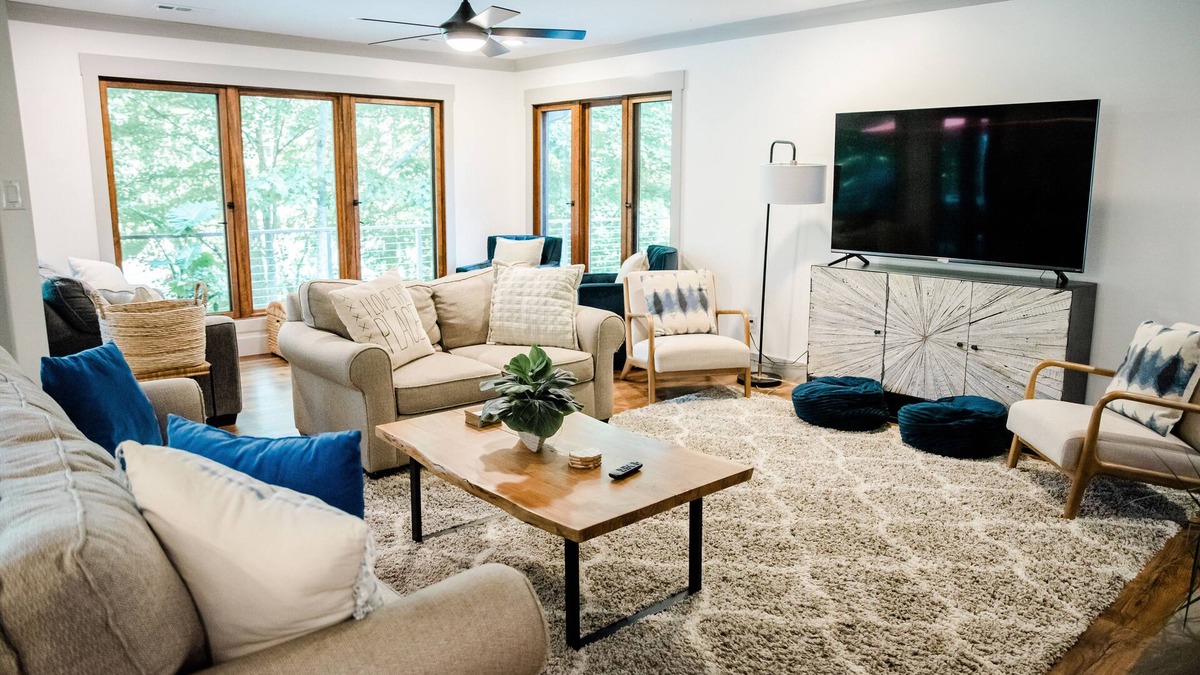 Caryville House | Lakeside Luxury: Spacious 6-Bdrm Lodge with Dock
