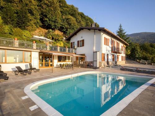 Artogne House | Lakeside Mansion with Pool