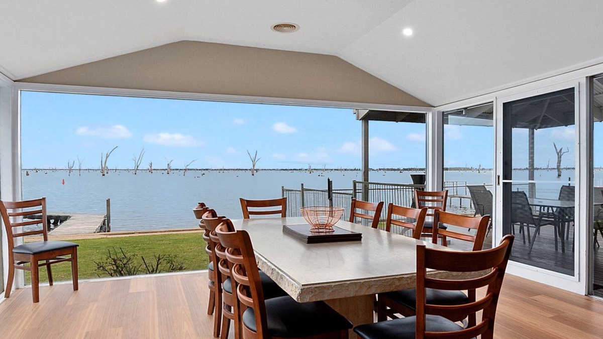 Mulwala House | Lakeside Mulwala absolute waterfront with older private jetty