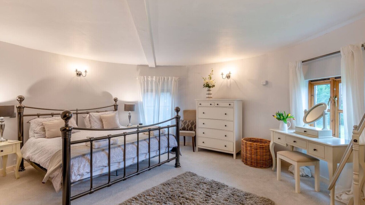 Cranbrook House | Lakeside Oast - Three Bedroom House, Sleeps 6