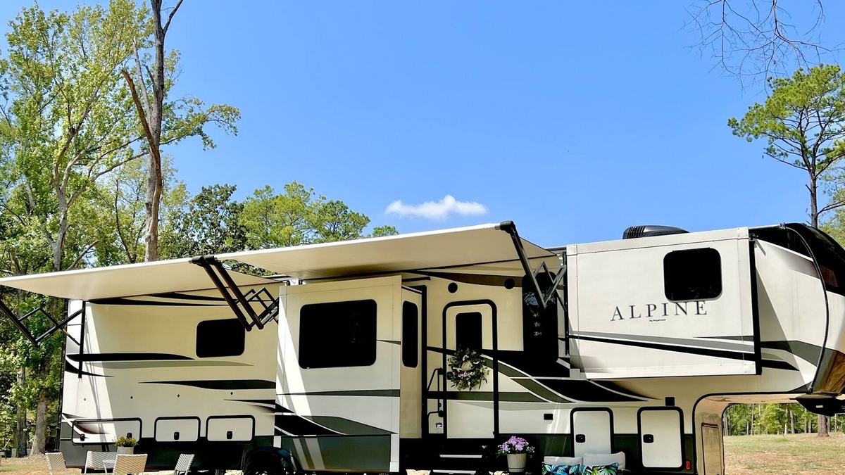 Etoile House | "Lakeside Paradise: RV Sleeps 6 @Lake Sam Rayburn - The Perfect Getaway Awaits!"