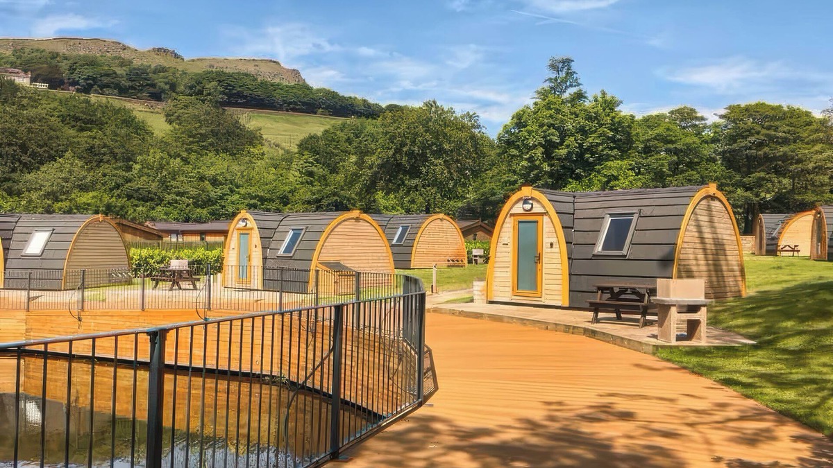 Saddleworth Cottage | LAKESIDE PODS - PETS WELCOME, pet friendly in Greenfield