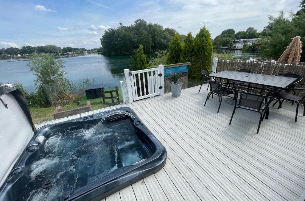 Tattershall House | Lakeside Retreat 1 with hot tub, private fishing peg situated at Tattershall Lakes Country Park