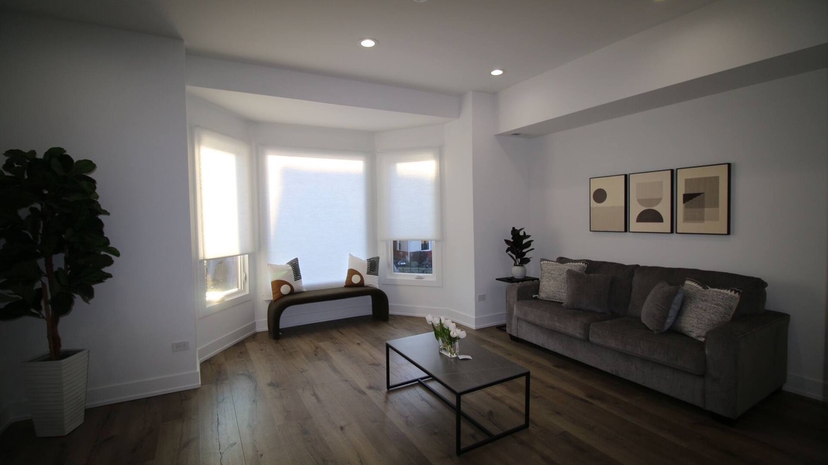 North Kenwood Condo | Lakeside Retreat: Charming Greystone Near Downtown