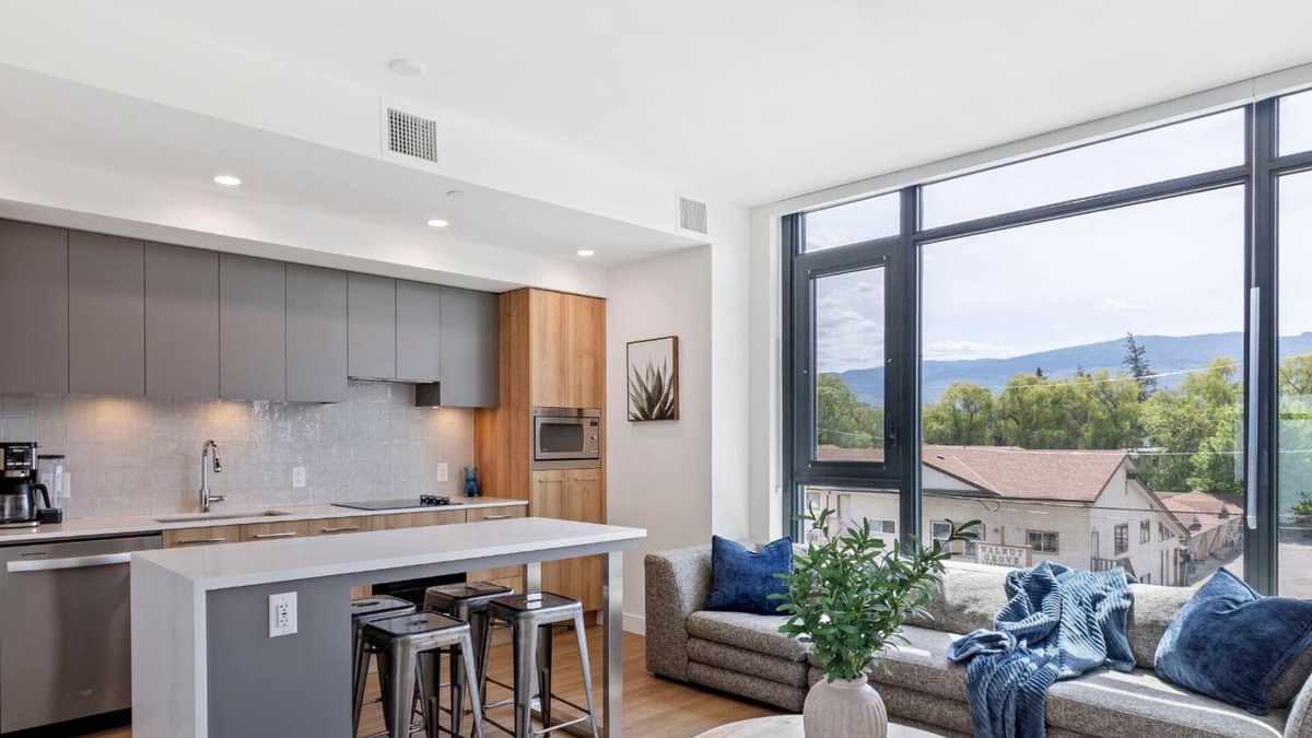 South Pandosy Apartment | Lakeside Retreat w/Rooftop Pool, Hot Tub, Firepits & BBQs – 10 min to Downtown