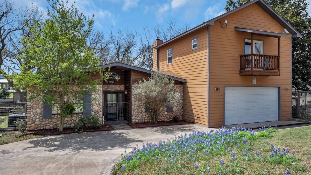 Kingsland House | Lakeside Rock house on Lake LBJ!