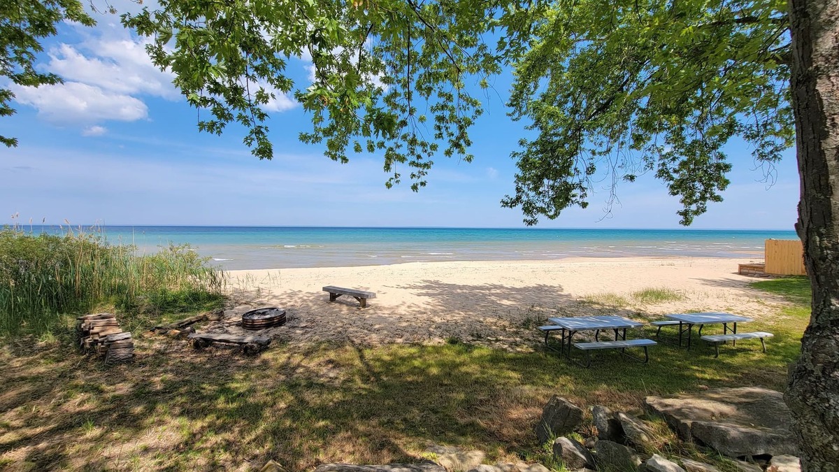 Oscoda Cottage | Lakeside Splash - Cozy Cottage on beautiful Lake Huron in Oscoda, MI