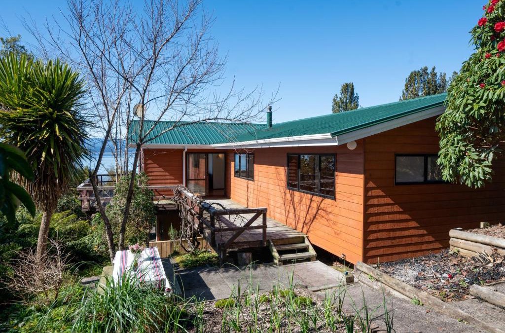 Omori House | Lakeside Stunner - Omori Holiday Home