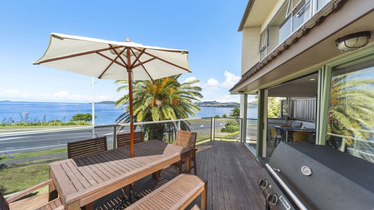Taupo Cottage | Lakeside Terrace – Taupo Holiday Home