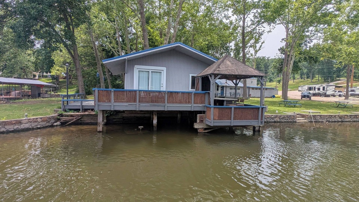 Gravois Mills Cottage | Lakeside Tiki Cottage-1 bedroom Studio cottage in delightful Gravois Mills