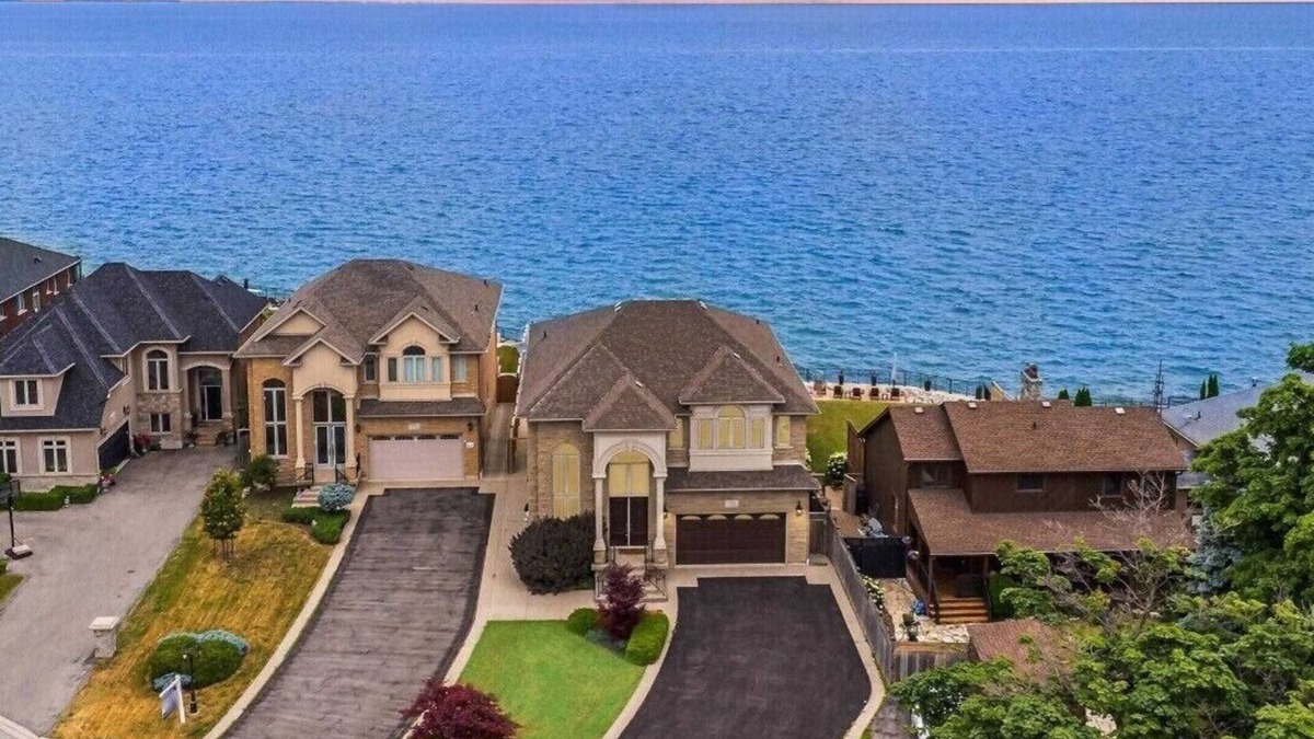 Stoney Creek Villa | Lakeside Villa – Luxury Waterfront Retreat with Skyline Views