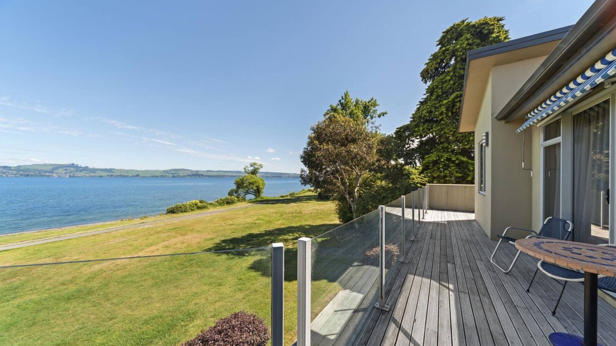 Taupo Cottage | Lakeside Vistas Magic - Rainbow Point Home