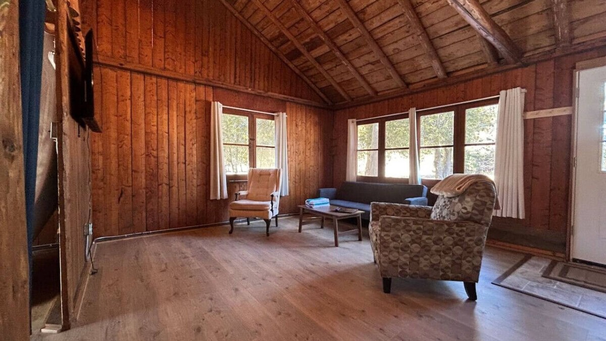 Applegate House | LakesideCharm: 2BR, A/C, grill