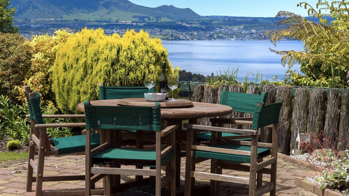 Taupo Cottage | Laketop Retreat - Acacia Bay Holiday Home