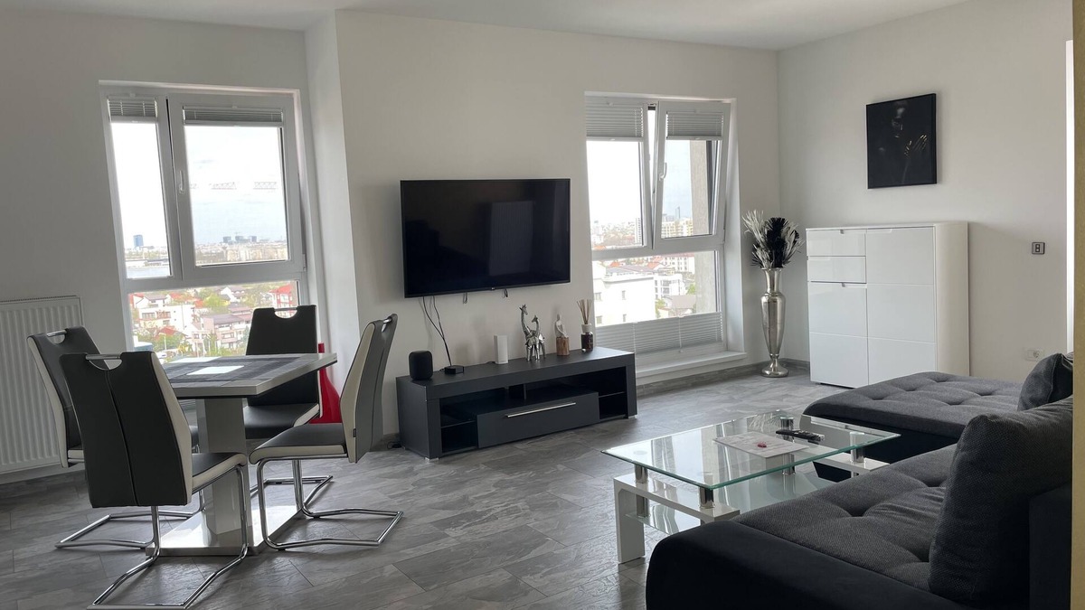 Militari Apartment | Lakeview 2 Room Penthouse Rooftop Terrace W15
