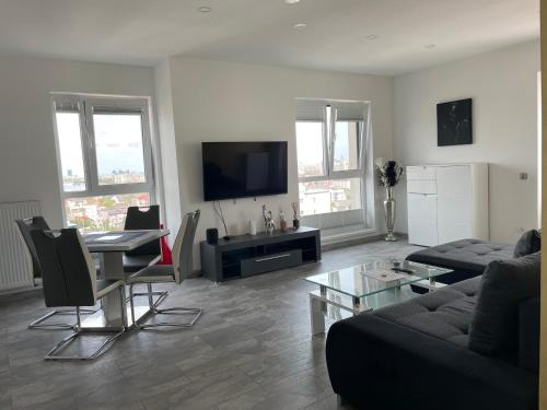 Militari Apartment | Lakeview 2 Room Penthouse Rooftop Terrace W15
