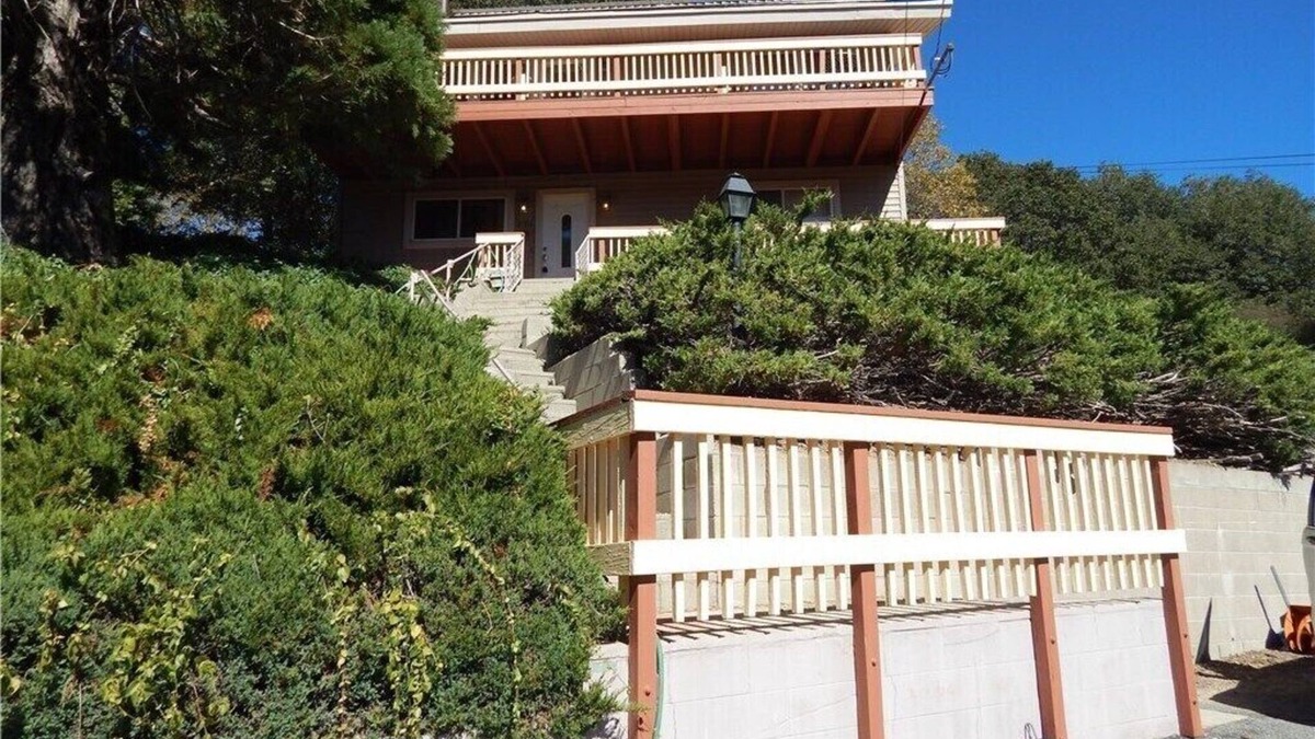 Crestline House | LAKEVIEW CABIN! AIRCONDITIONED! AMPLE PARKING !