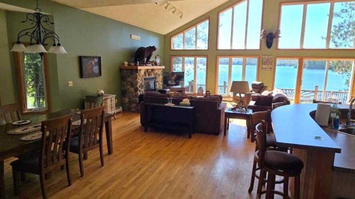 Eagle Bay Ski Chalet | Lakeview Chalet @ Beachfront Eagle Bay Village