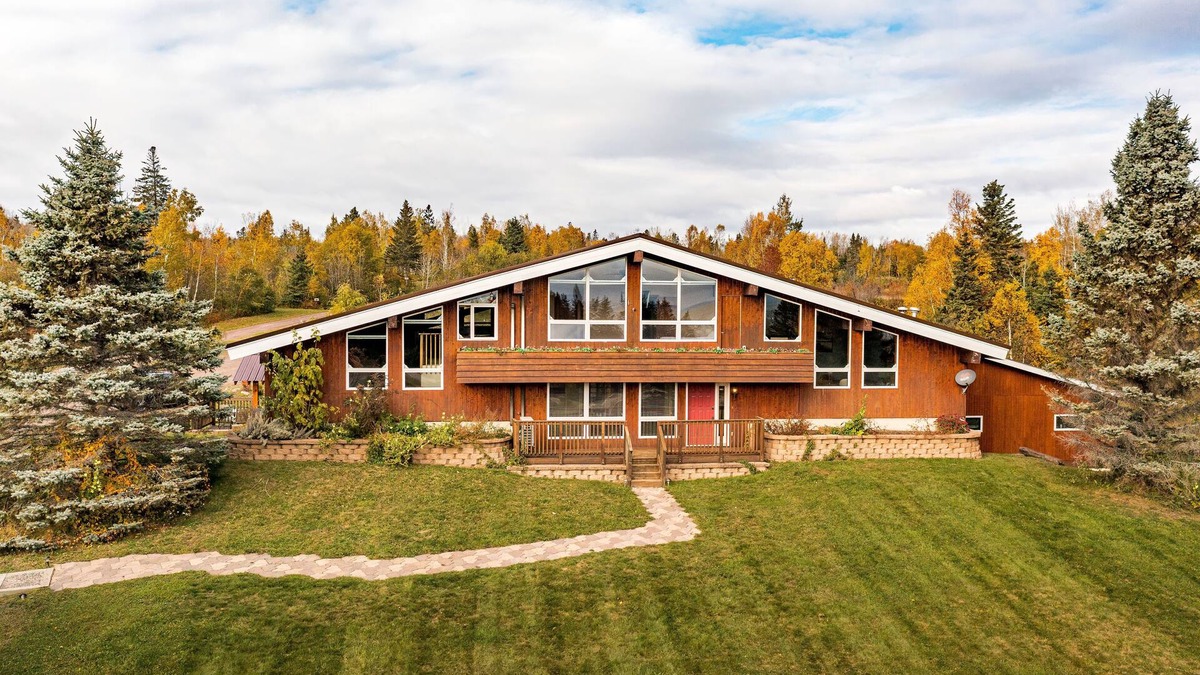 Castle Danger Ski Chalet | Lakeview chalet by Gooseberry Falls with sauna