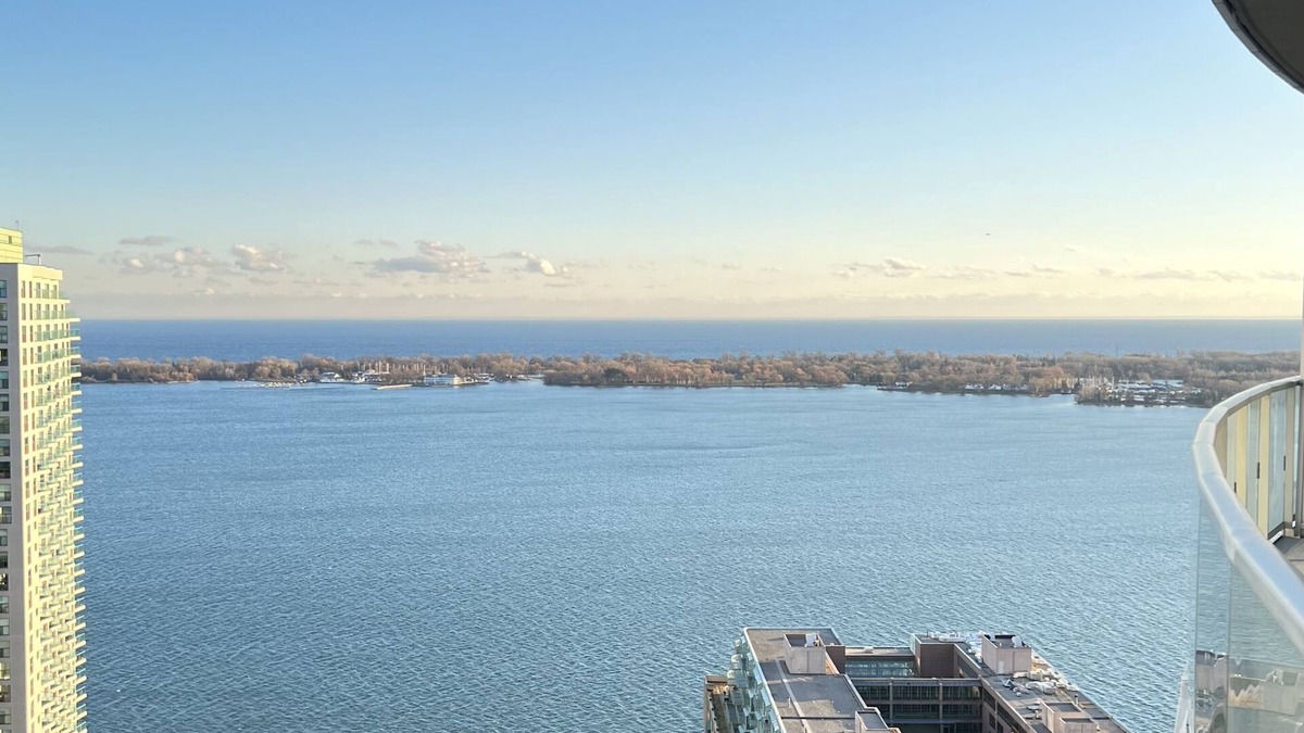 Central Waterfront Condo | Lakeview Condo with A Lot to Offer!