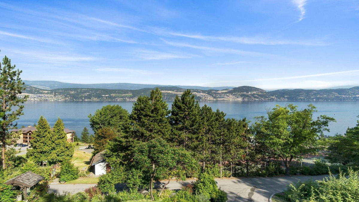 Central Okanagan Ski Chalet | Lakeview Cottage with beach access, stunning views