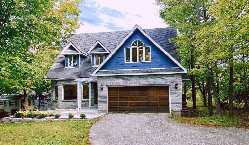 Bobcaygeon House | Lakeview Cottage with Private Jacuzzi