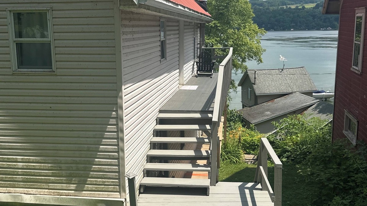 Moravia Cottage | Lakeview Crooked Cascade Cottage on Owasco