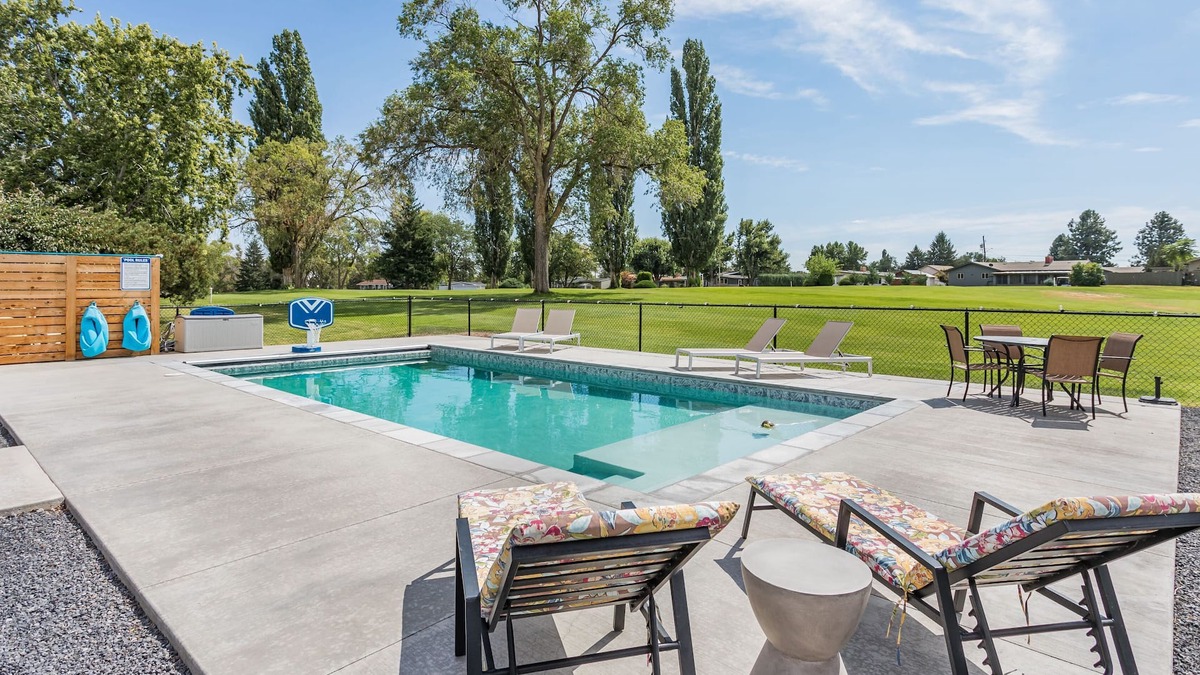 Lakeview House | Lakeview Golf Course - Private Pool/Hot Tub - Pet Friendly - Soap Lake, WA