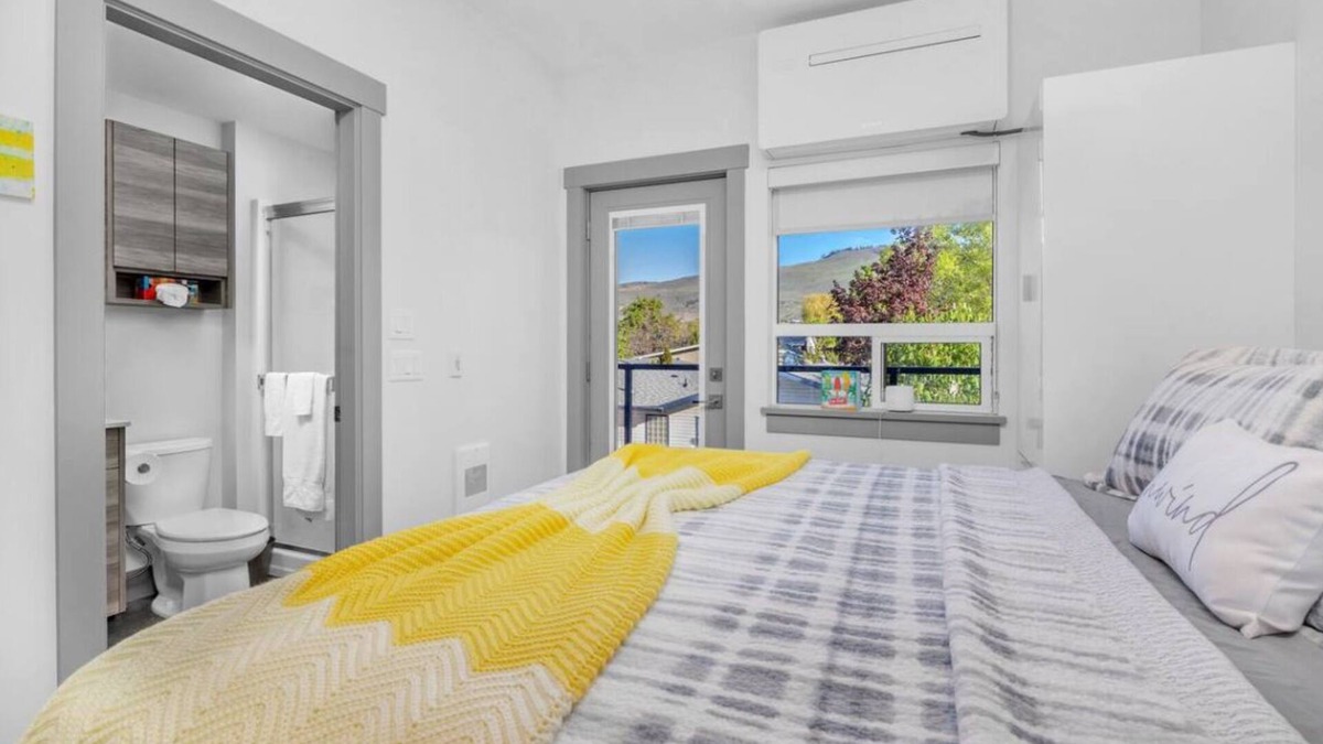 Vernon Resort | Lakeview King Studio Suite with Full Kitchen – $2,000/Month Rental in Vernon, BC