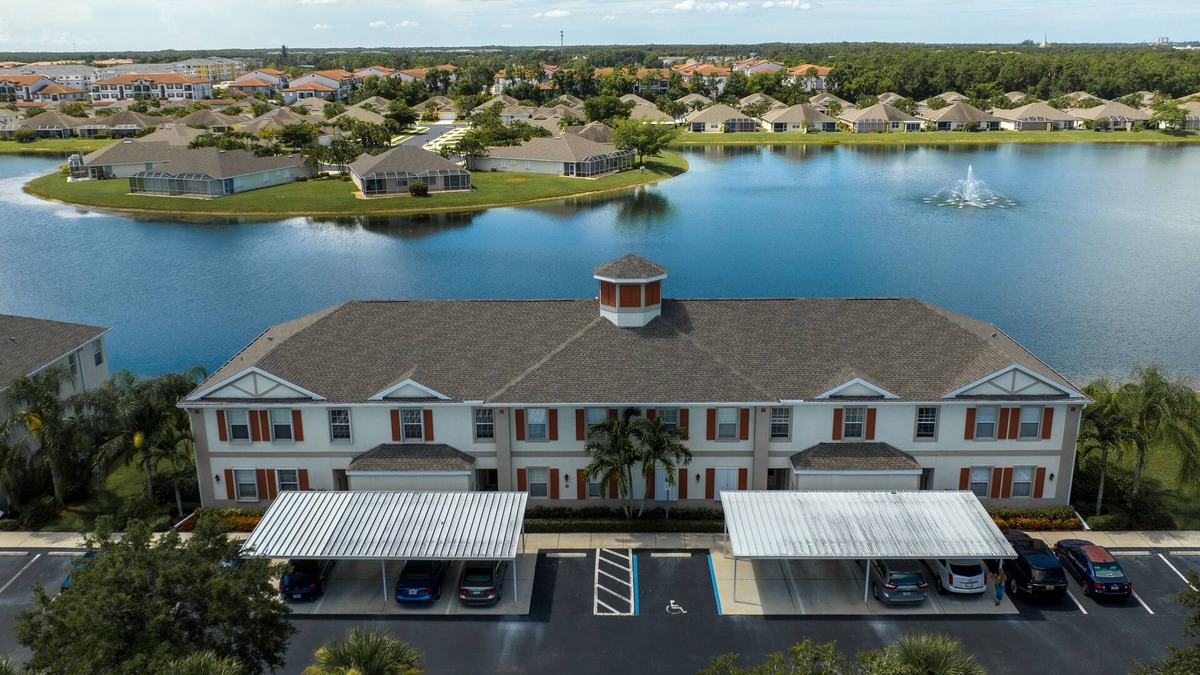 Fort Myers Condo | Lakeview Lanai in Fort Myers! Gated community with resort like amenities!