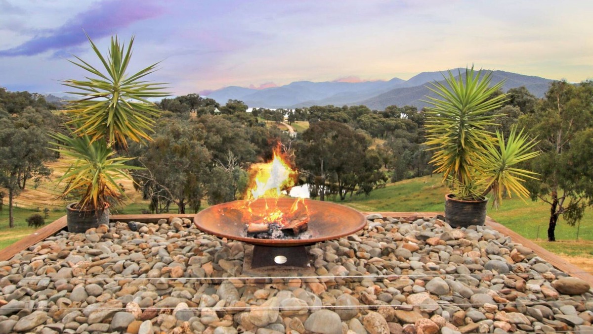Mountain Bay Cabin | Lakeview Lodge - Executive family accommodation close to Lake Eildon.