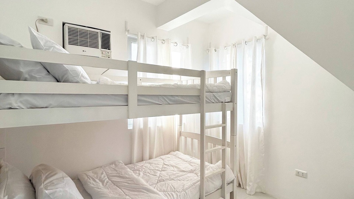 Mataas Na Kahoy House | Lakeview Loft with Sunset Deck