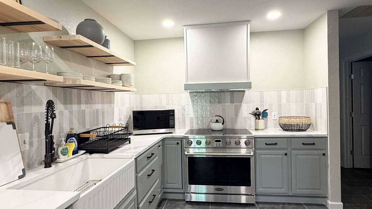 Warr Acres House | Lakeview Lounge Group-friendly Near Hefner LW