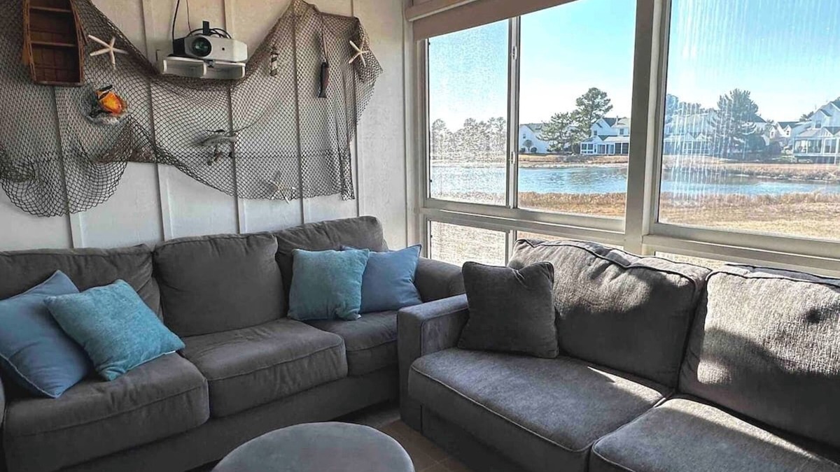 Selbyville House | Lakeview Luxe 2BR Townhouse- Movie Nights, Popcorn Dreams & Ocean City Vibes