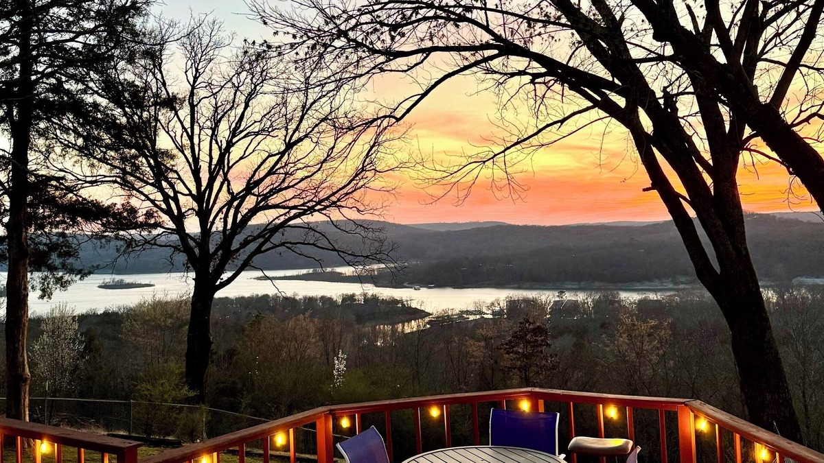 Pettit Cabin | Lakeview Sunset Oasis Retreat on Pettit Mt near Tahlequah, 4 min drive to lake