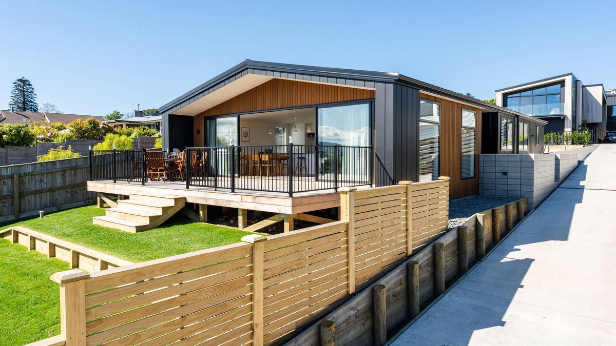 Taupo House | Lakeview Terrace - Taupo Holiday Home